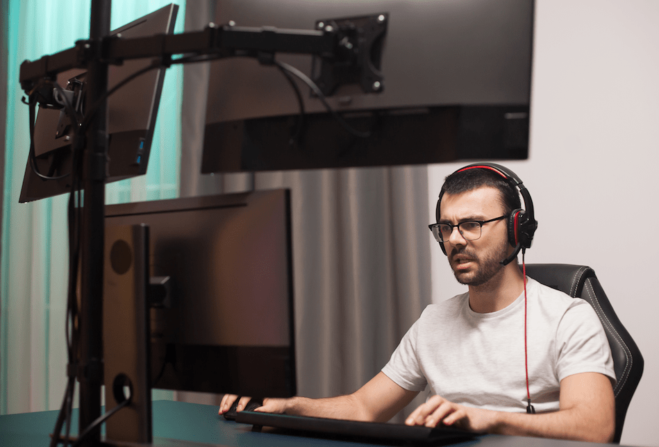 gamer con cuffie microfono